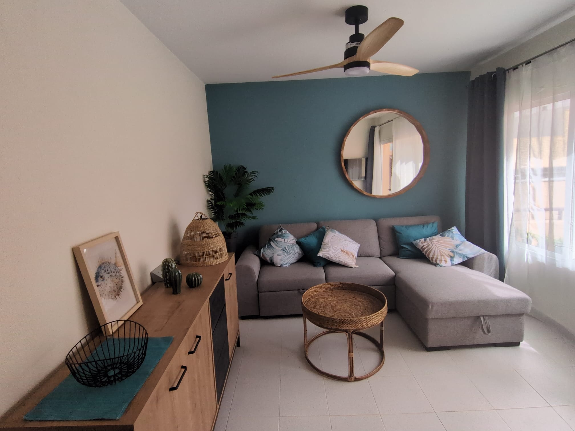 Salón con aparador y decoración